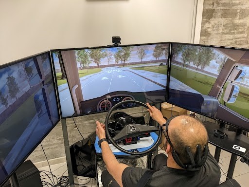 Piloto de FitDrive con simulador de camión y dispositivo EEG Mindtooth.