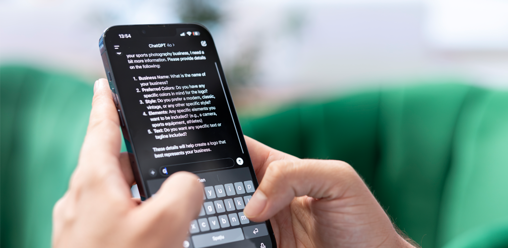 Los Modelos Extensos de Lenguaje (LLMs, por sus siglas en inglés) como GPT o LLaMA han revolucionado el procesamiento del lenguaje natural, permitiendo avances significativos en tareas como traducción automática, generación de texto, respuestas a preguntas y más. Sin embargo, estos logros han venido acompañados de enormes requerimientos computacionales y de almacenamiento, lo que limita su despliegue en dispositivos con recursos restringidos como teléfonos móviles, dispositivos IoT o incluso servidores con presupuesto ajustado. Para abordar estas limitaciones, la compresión de modelos se ha convertido en un campo de investigación fundamental. El objetivo es reducir el tamaño de los modelos y su costo de inferencia sin sacrificar significativamente su rendimiento. Existen diversas técnicas para lograr esto, entre ellas la cuantización, la poda de parámetros, la distilación de modelos y, más recientemente, el uso de redes tensoriales. Las redes tensoriales representan una aproximación matemática particularmente prometedora y elegante proveniente del mundo cuántico. Se basan en la idea de descomponer grandes matrices y tensores que componen los pesos de los modelos en representaciones más compactas y estructuradas. Esto no solo reduce la cantidad de parámetros almacenados, sino que también permite acelerar las operaciones de inferencia gracias a una menor complejidad algorítmica en algunas situaciones. Técnicas como la descomposición CP (CANDECOMP/PARAFAC), la descomposición Tucker y las redes tensoriales tipo Tensor Train (TT) han mostrado resultados prometedores al aplicarse a capas densas y convolucionales de redes neuronales profundas, y recientemente también a modelos de atención como los Transformers. Estas aproximaciones pueden reducir drásticamente la huella de memoria sin incurrir en pérdidas sustanciales de precisión, siempre que se configuren adecuadamente. ¿Qué son las redes tensoriales? Las redes tensoriales son representaciones compactas de objetos multilineales de alta dimensionalidad. Esta tecnología ha sido ampliamente utilizada en el contexto cuántico dada su capacidad de representar eficientemente y simular clásicamente sistemas cuánticos que serían imposibles de manejar con las técnicas usuales. A través de una factorización estructurada, como la descomposición de productos tensoriales (Tensor Train, Tucker, CP, etc.), se pueden representar matrices o tensores de gran tamaño utilizando un número significativamente menor de elementos.
