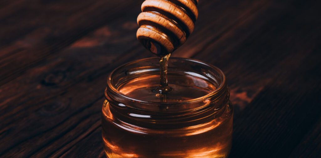 "Tarro de miel representando un honeypot en ciberseguridad que atrae atacantes para analizar sus tácticas"