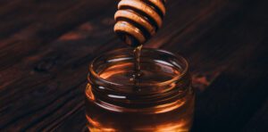 "Tarro de miel representando un honeypot en ciberseguridad que atrae atacantes para analizar sus tácticas"