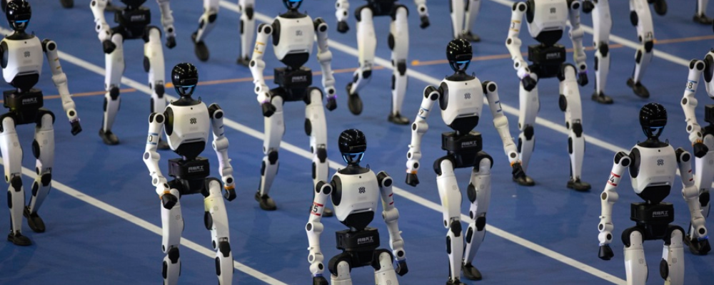 Robots humanoides desfilan durante la ceremonia de apertura de los Juegos Mundiales de Robots Humanoides 2026. Foto_ EFE Salud Digital